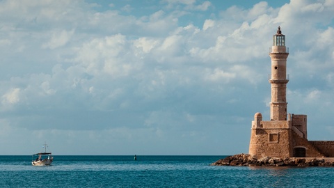 Robust Scaling Summary Image: A tiny boat and a tall lighthouse.